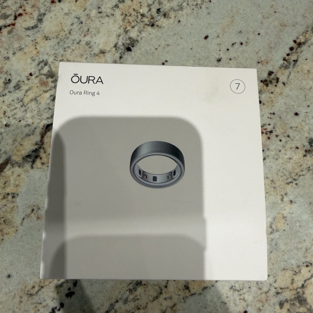 Oura Ring 4 in Brushed Silver